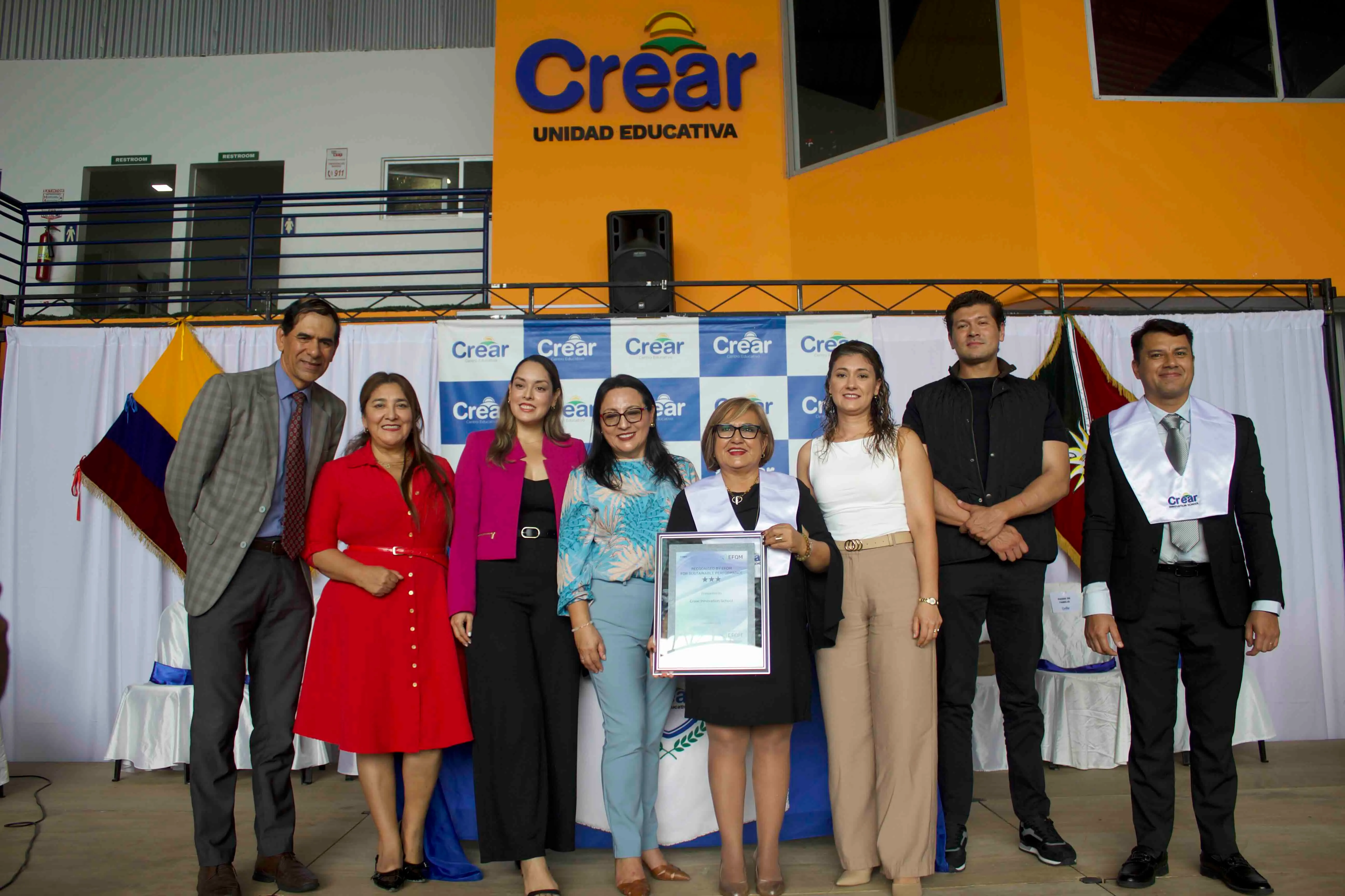 Equipo institucional de Crear Innovation School durante la ceremonia del reconocimiento EFQM